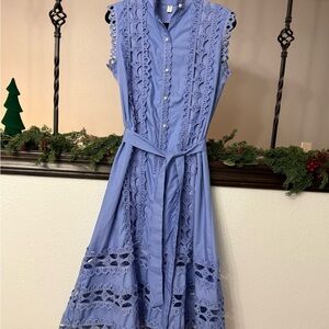 Chic Sleeveless Lace Midi Dress in Lavender